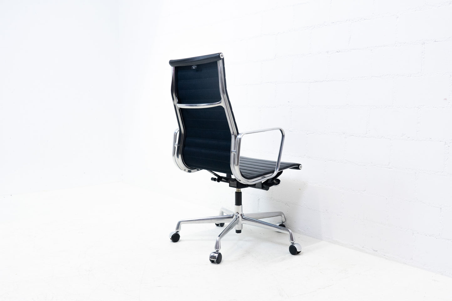 Vitra Aluminium Chair EA 119 Leder