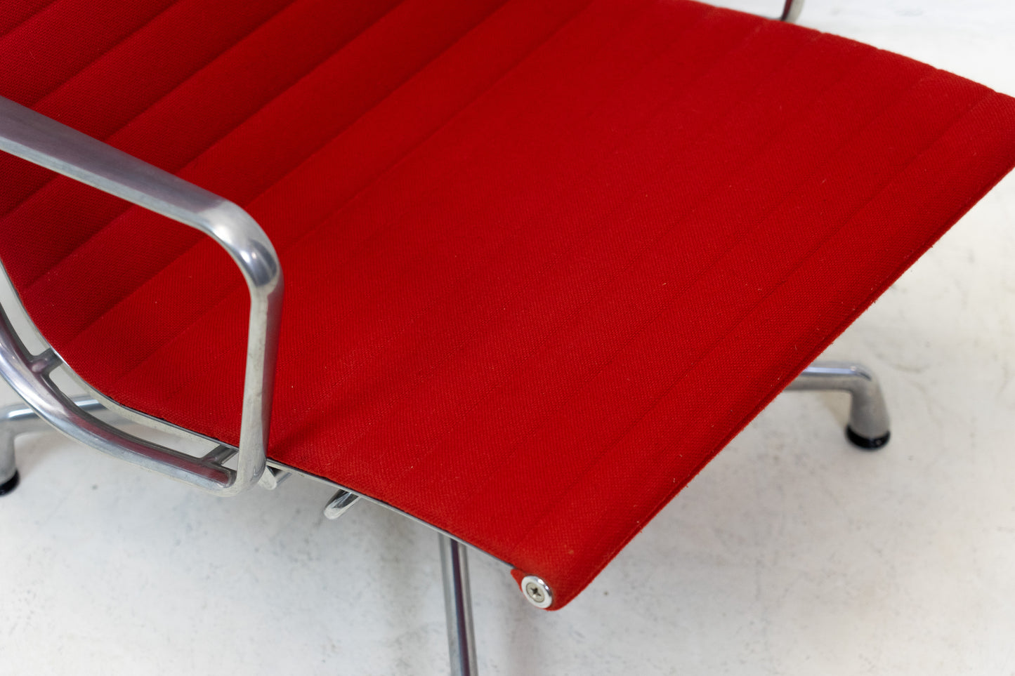 Vitra Eames Aluminium Chair EA 124 Nr. 2