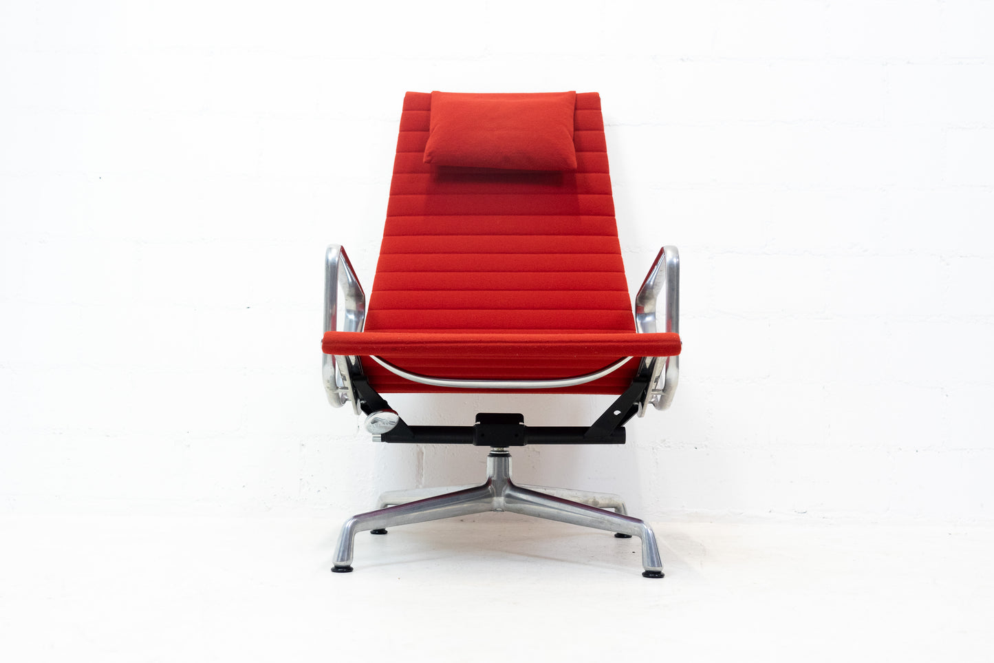 Vitra Eames Aluminium Chair EA 124 Nr. 2