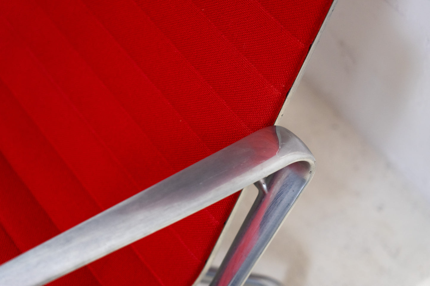 Vitra Eames Aluminium Chair EA 124 Nr. 2