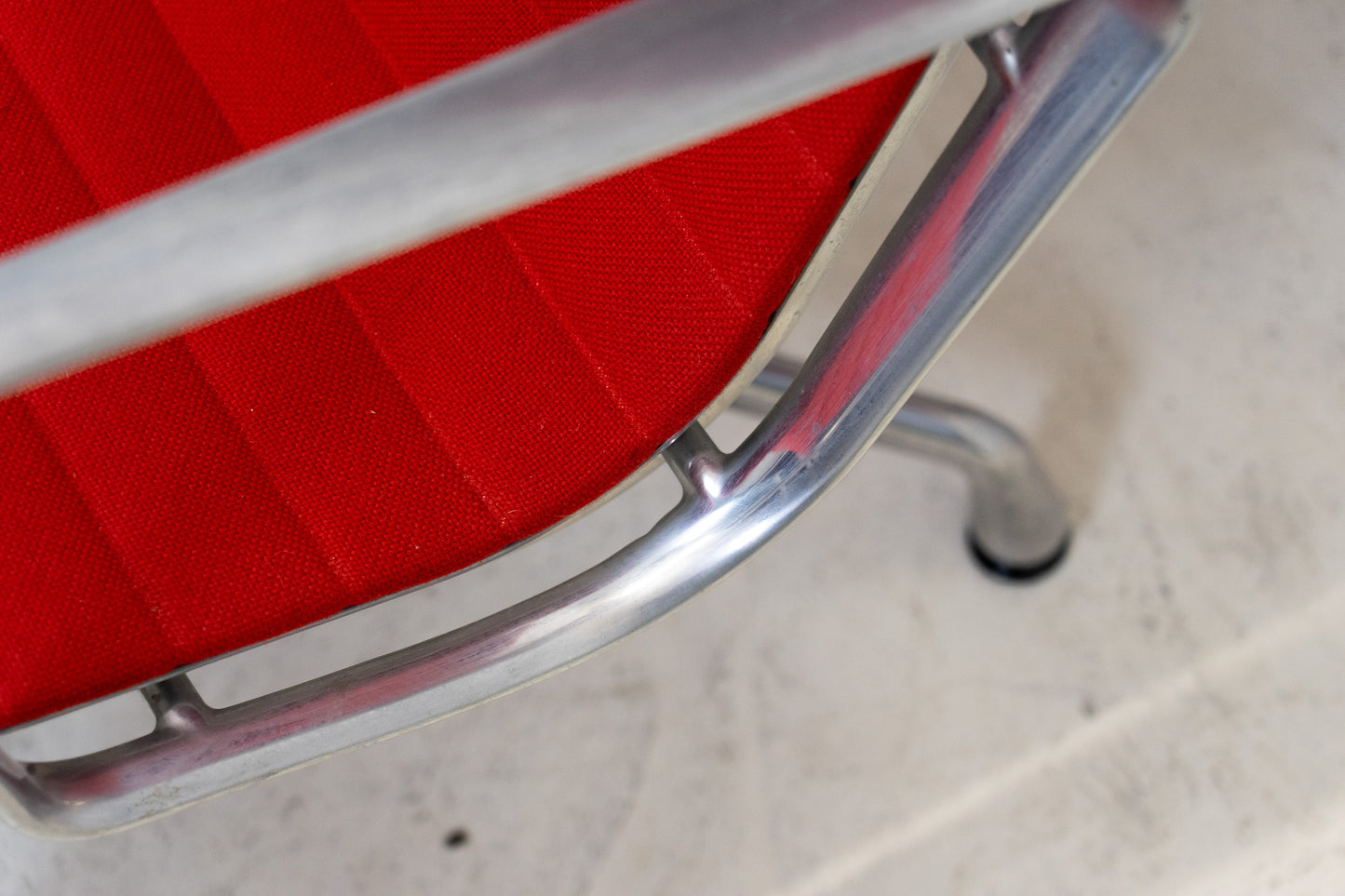 Vitra Eames Aluminium Chair EA 124 Nr. 2