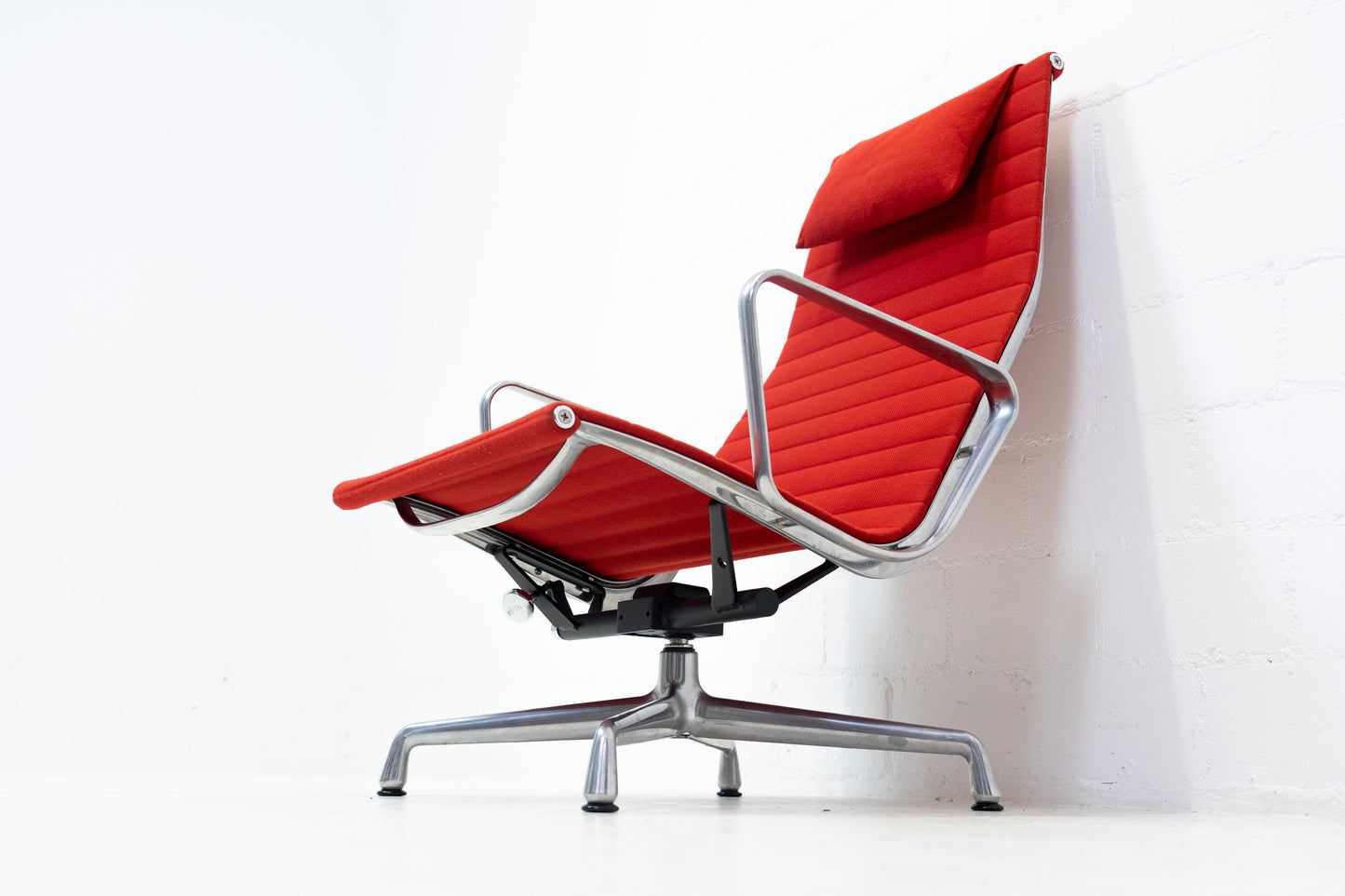Vitra Eames Aluminium Chair EA 124 Nr. 2