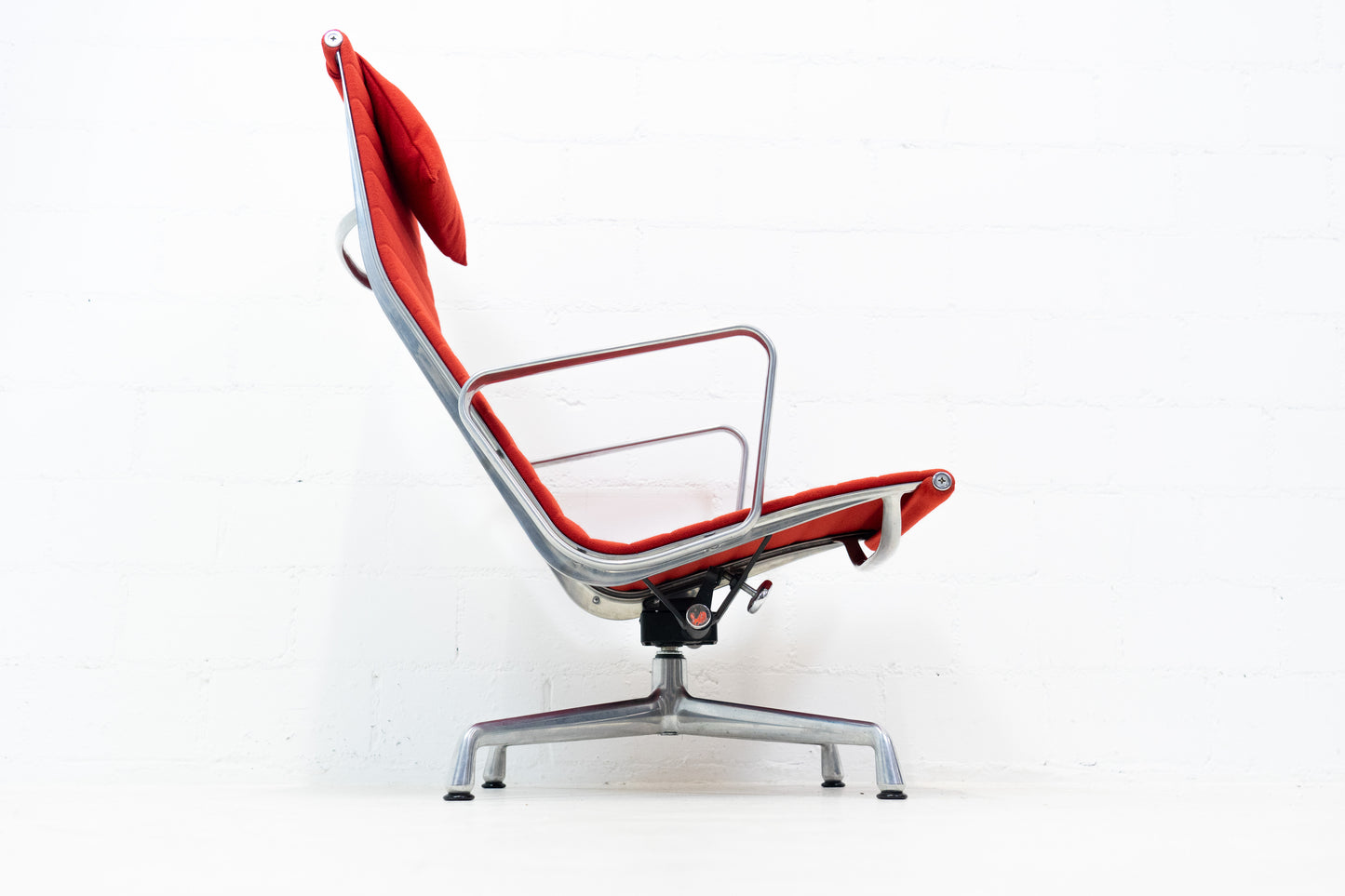 Vitra Eames Aluminium Chair EA 124 Nr. 2