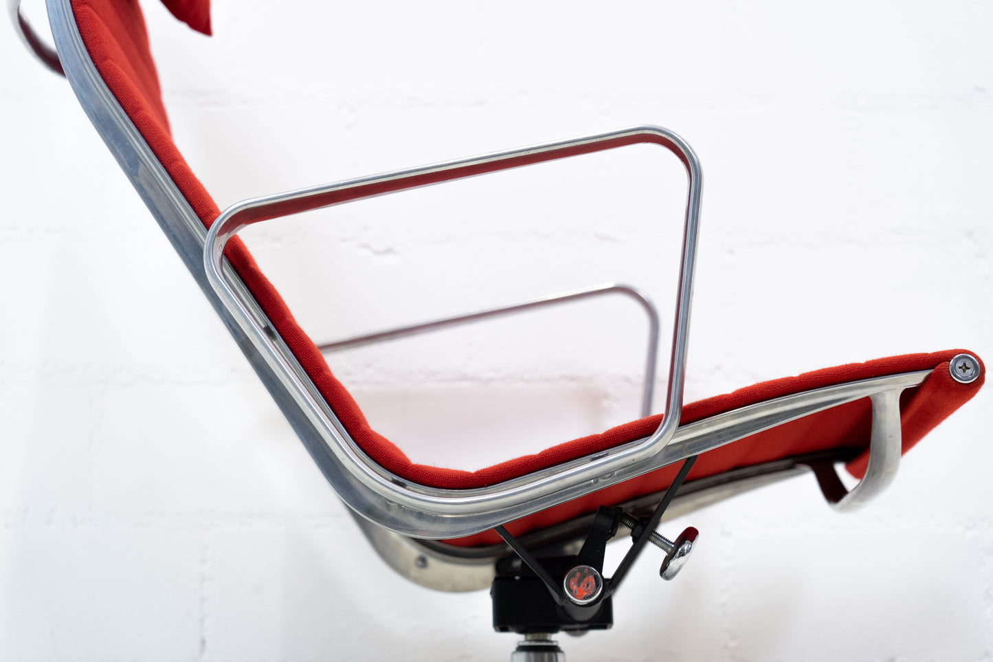 Vitra Eames Aluminium Chair EA 124 Nr. 2