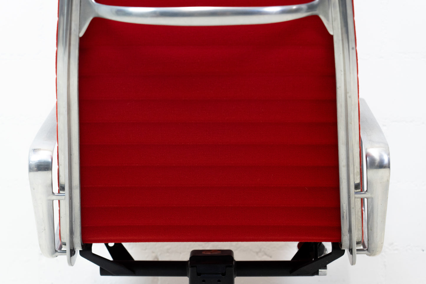 Vitra Eames Aluminium Chair EA 124 Nr. 2