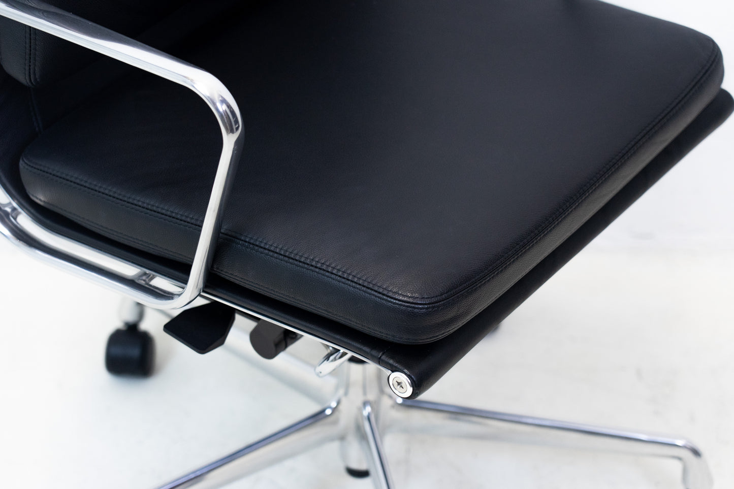 Vitra Eames Aluminium Chair EA 217 Leder Nr. 2