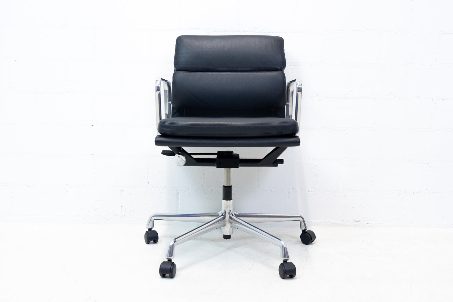Vitra Eames Aluminium Chair EA 217 Leder Nr. 2