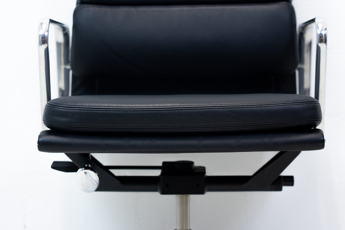 Vitra Eames Aluminium Chair EA 217 Leder Nr. 2