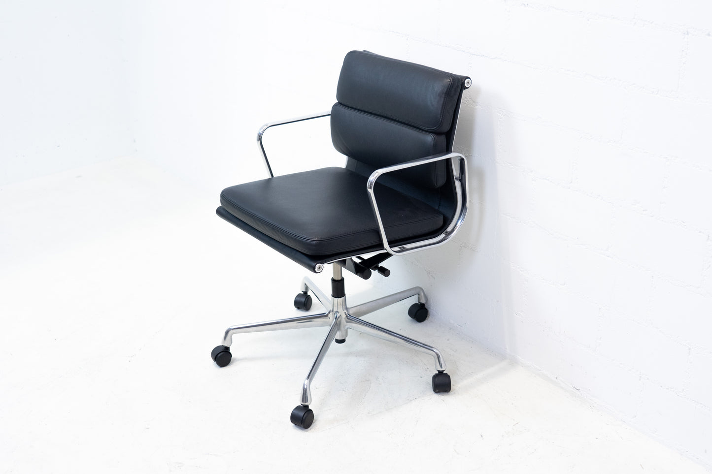 Vitra Eames Aluminium Chair EA 217 Leder Nr. 2