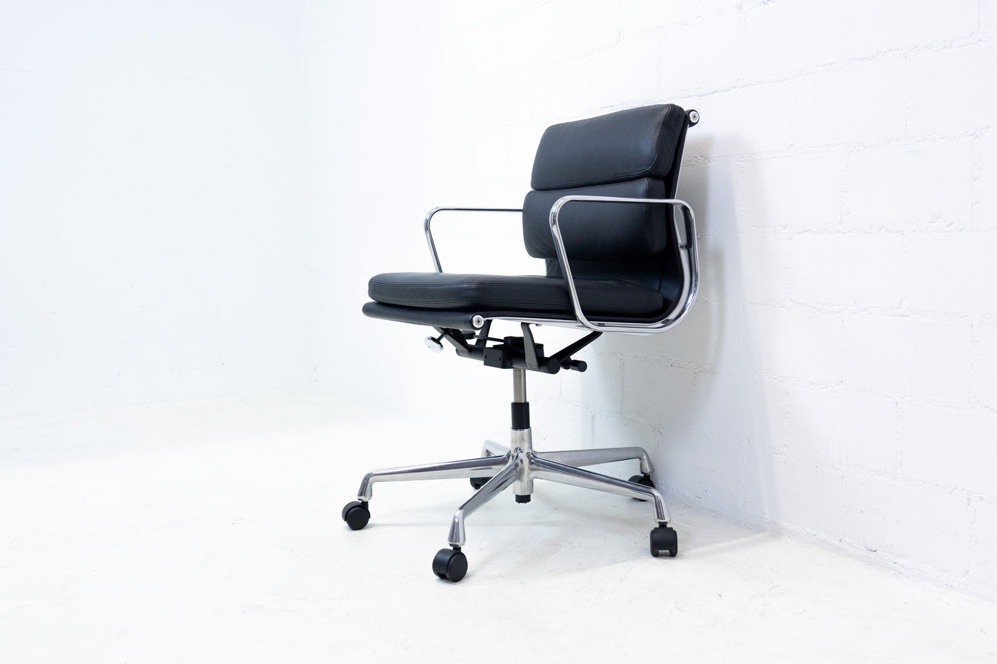 Vitra Eames Aluminium Chair EA 217 Leder Nr. 2