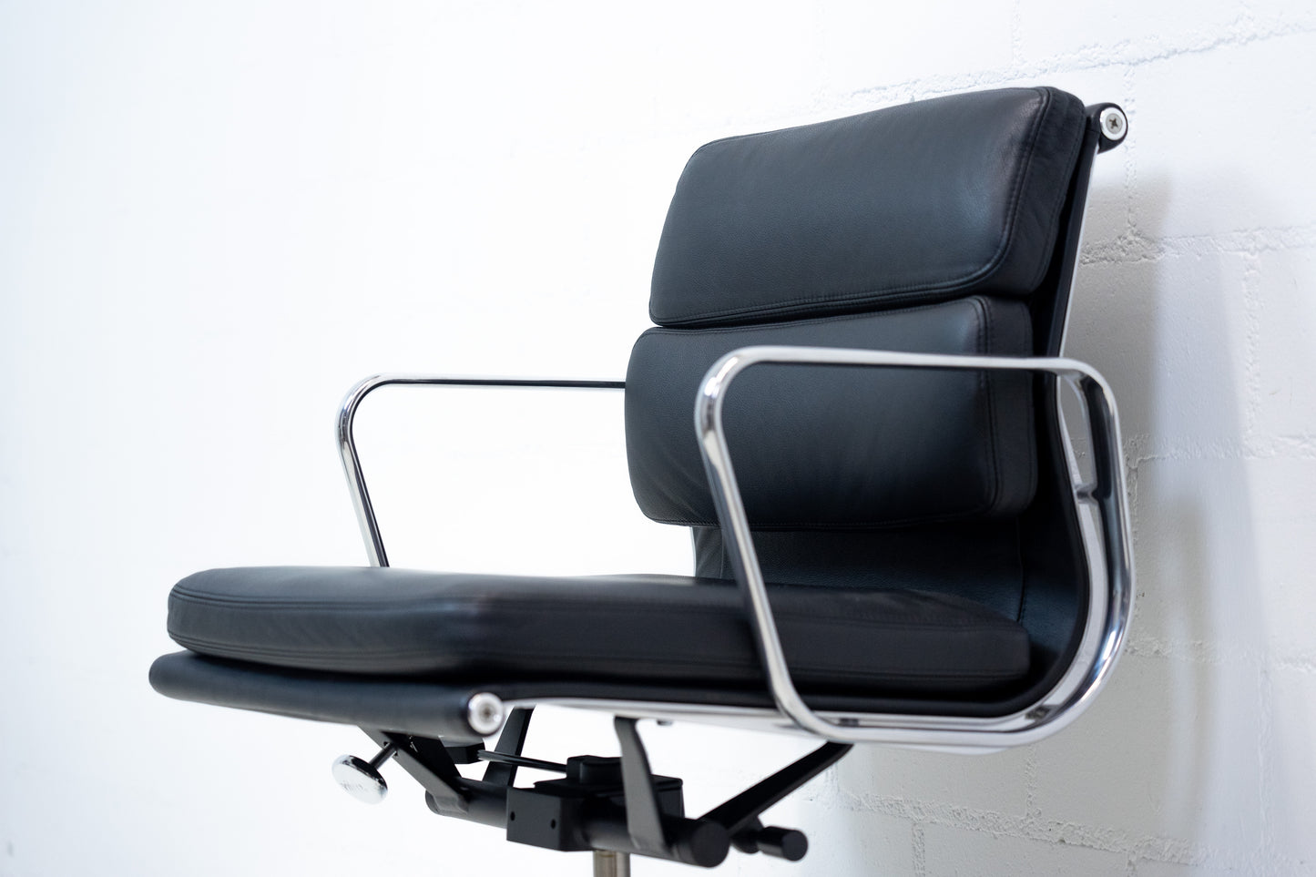 Vitra Eames Aluminium Chair EA 217 Leder Nr. 2