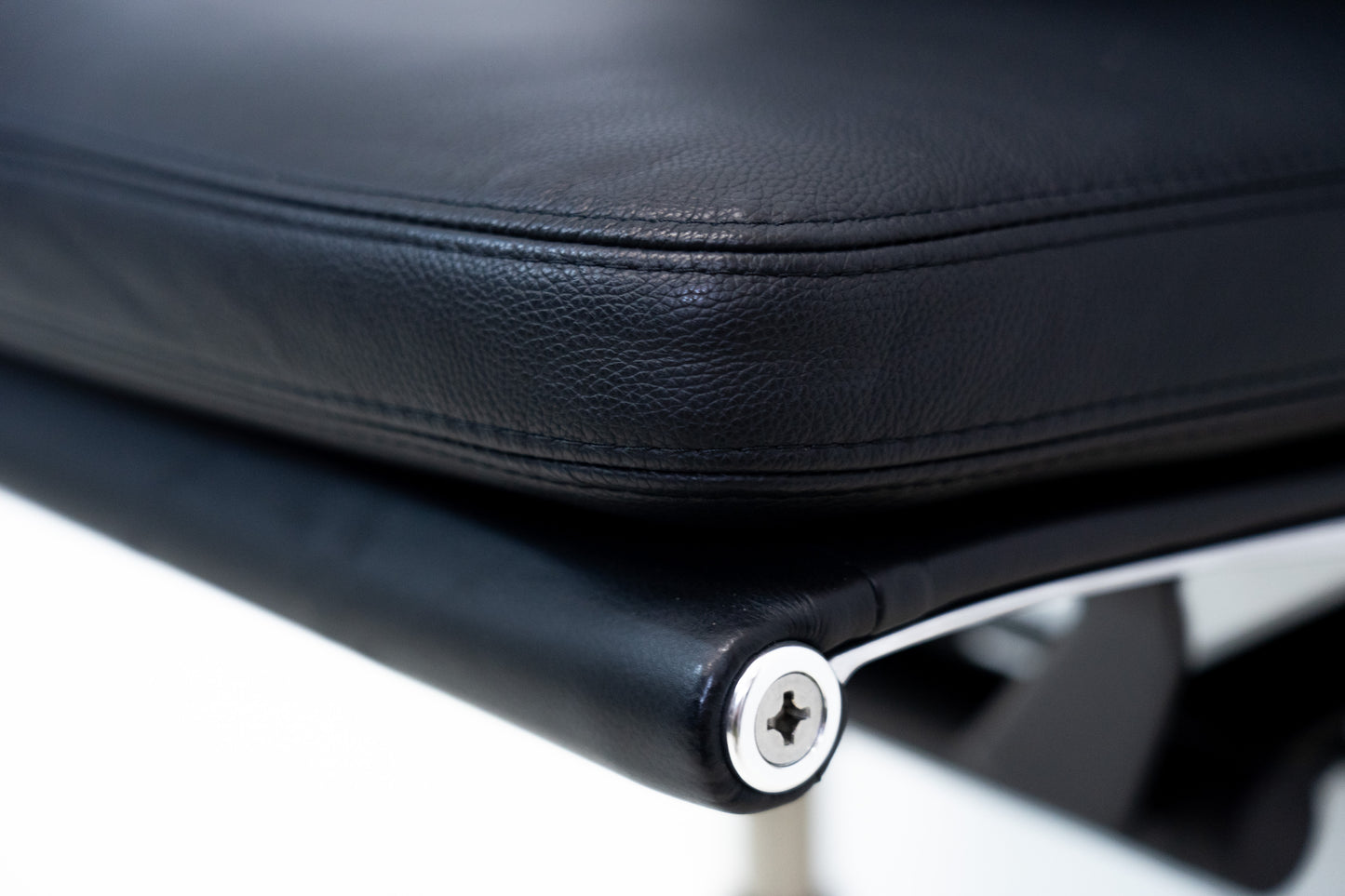 Vitra Eames Aluminium Chair EA 217 Leder Nr. 2