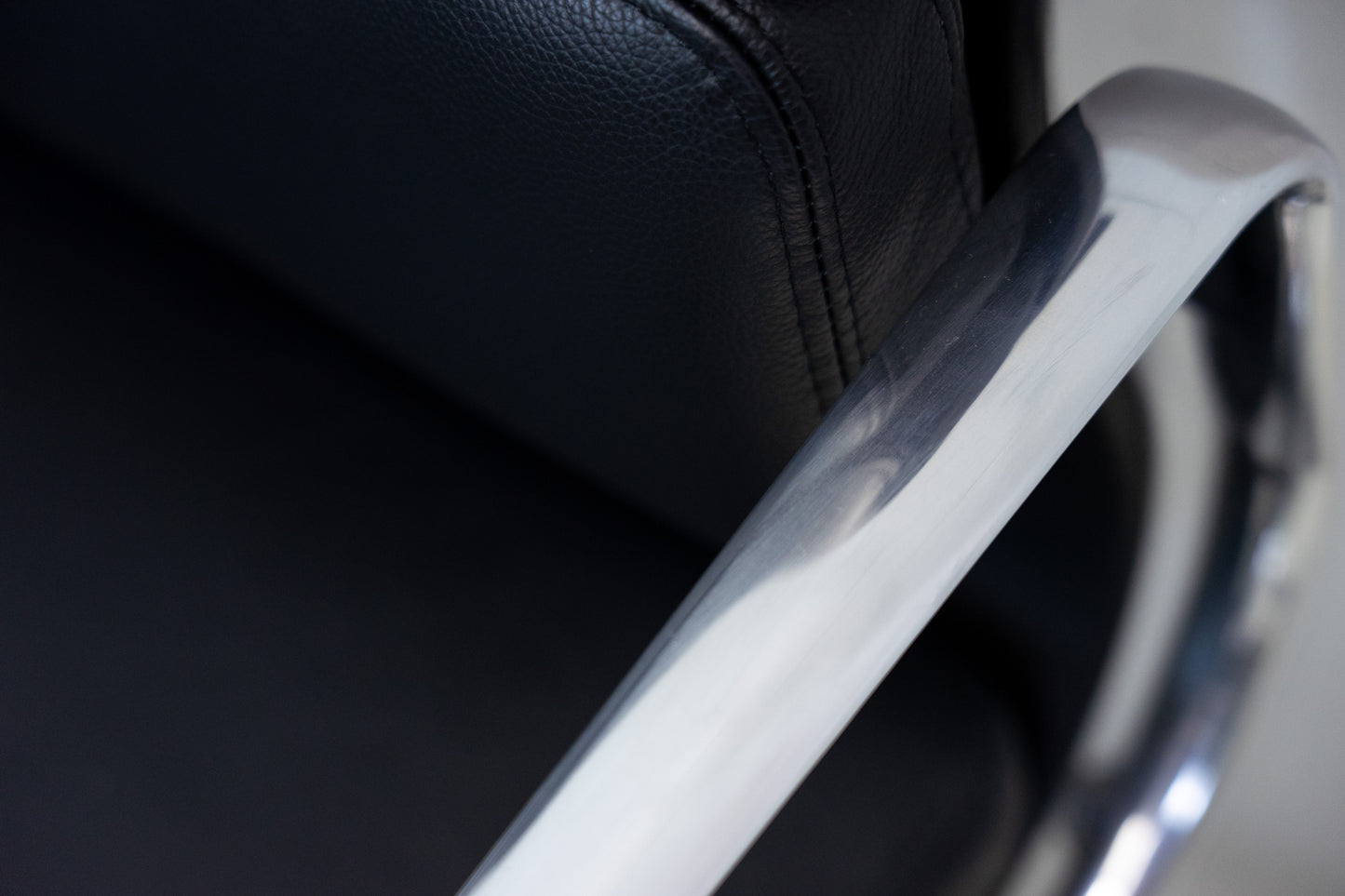 Vitra Eames Aluminium Chair EA 217 Leder Nr. 2