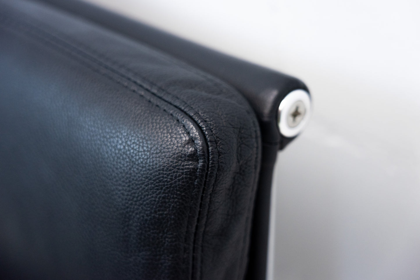 Vitra Eames Aluminium Chair EA 217 Leder Nr. 2