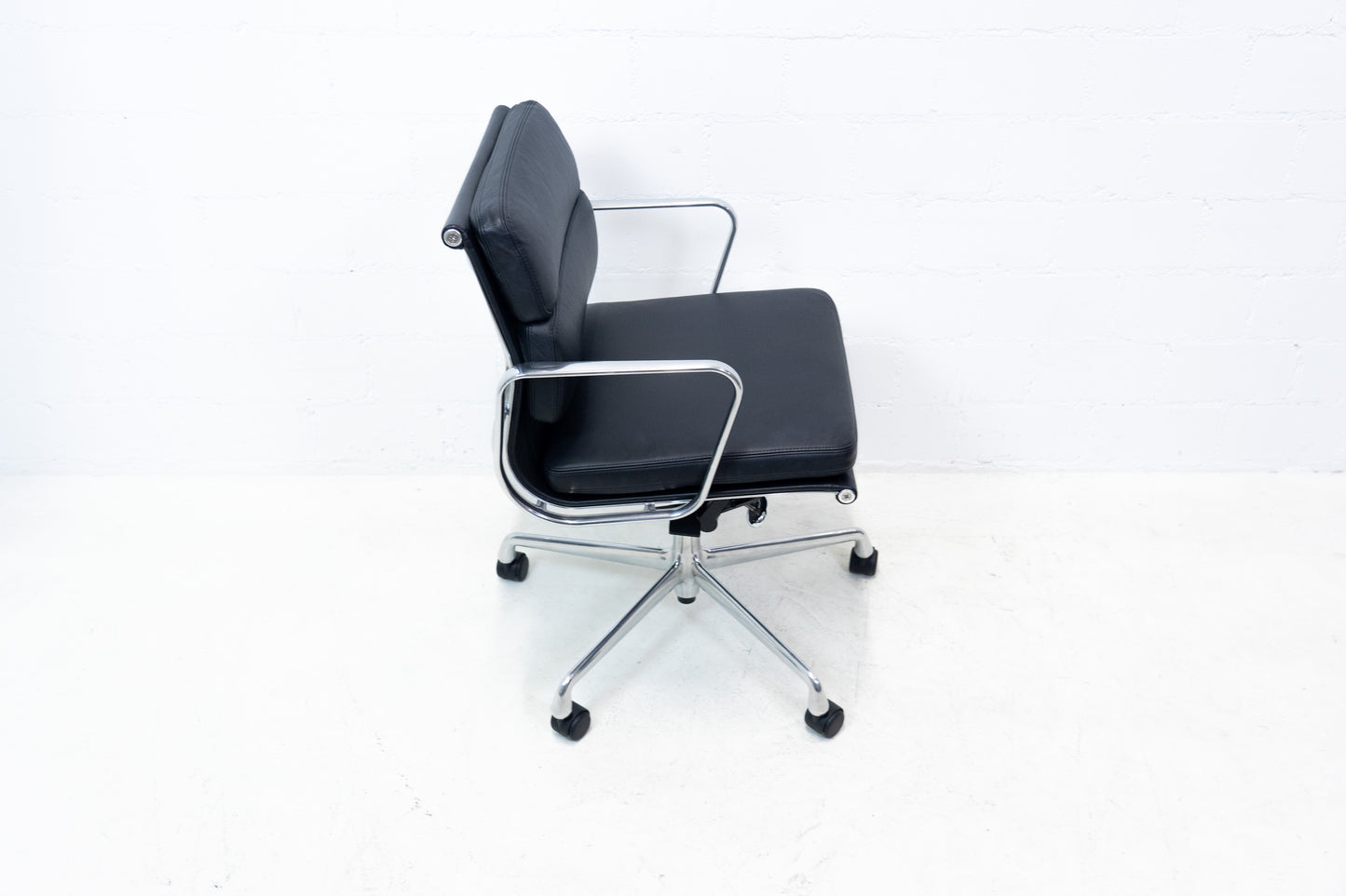 Vitra Eames Aluminium Chair EA 217 Leder Nr. 2