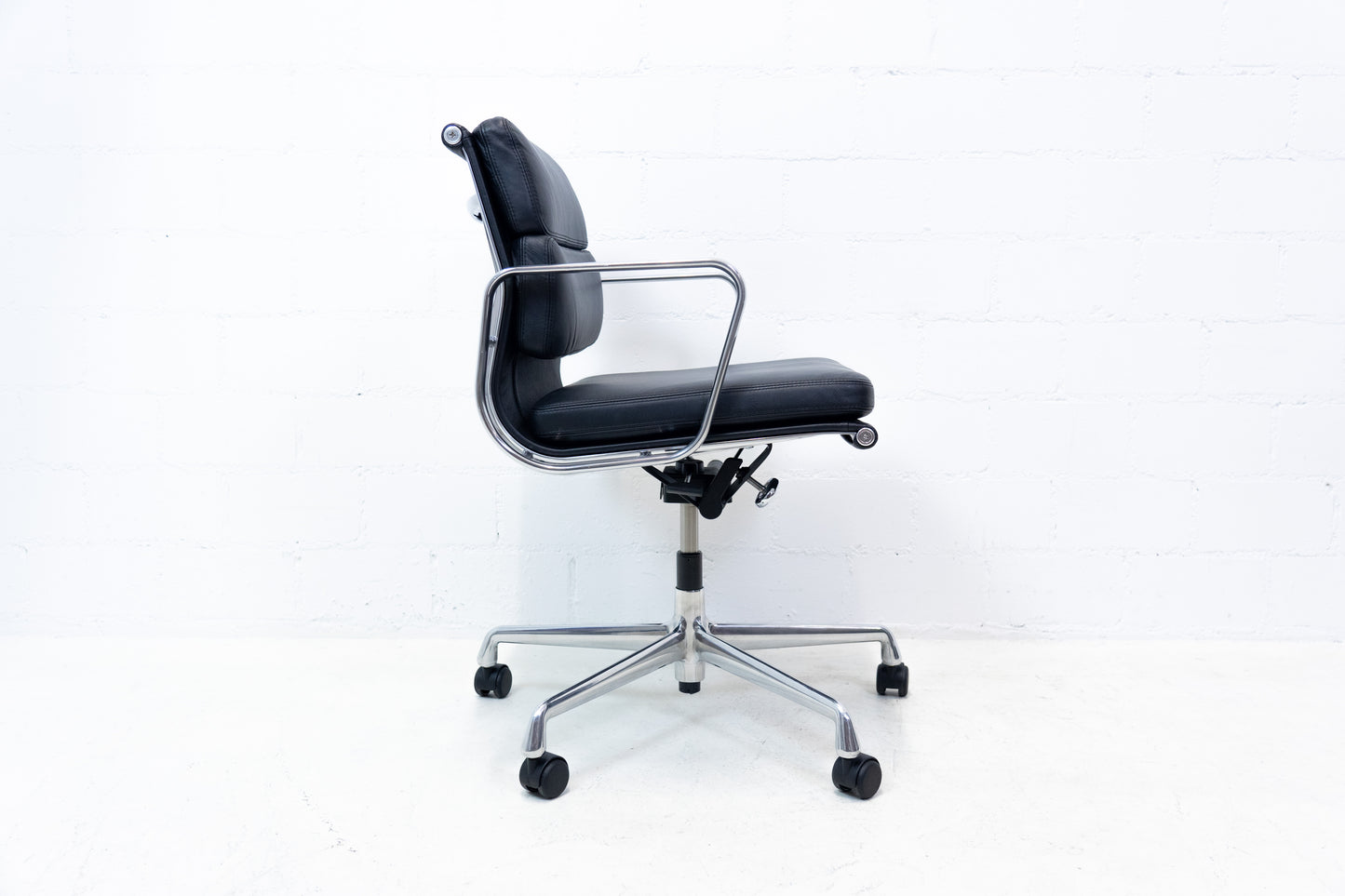 Vitra Eames Aluminium Chair EA 217 Leder Nr. 2