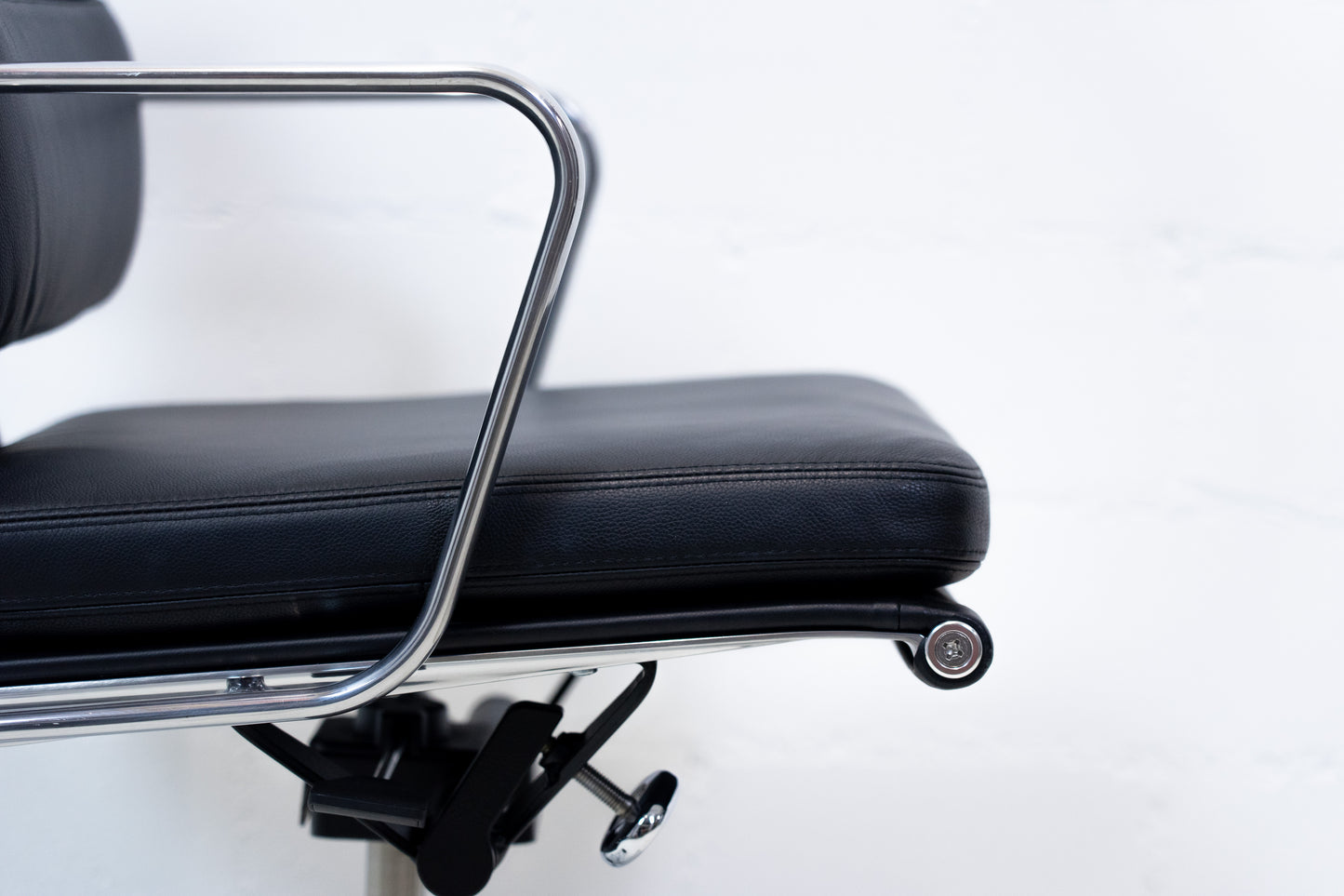 Vitra Eames Aluminium Chair EA 217 Leder Nr. 2