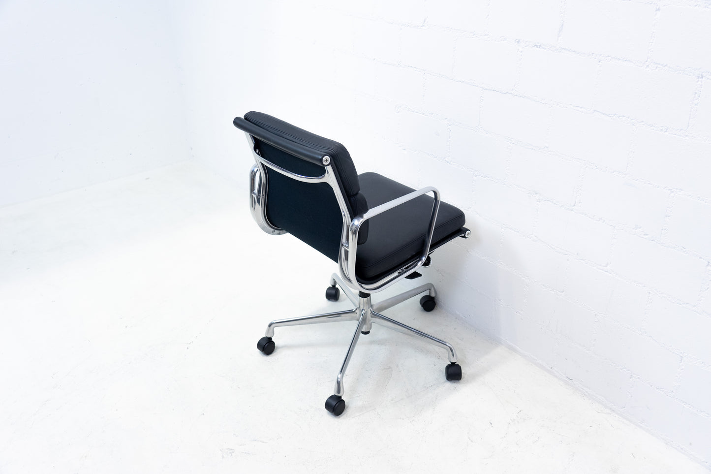 Vitra Eames Aluminium Chair EA 217 Leder Nr. 2