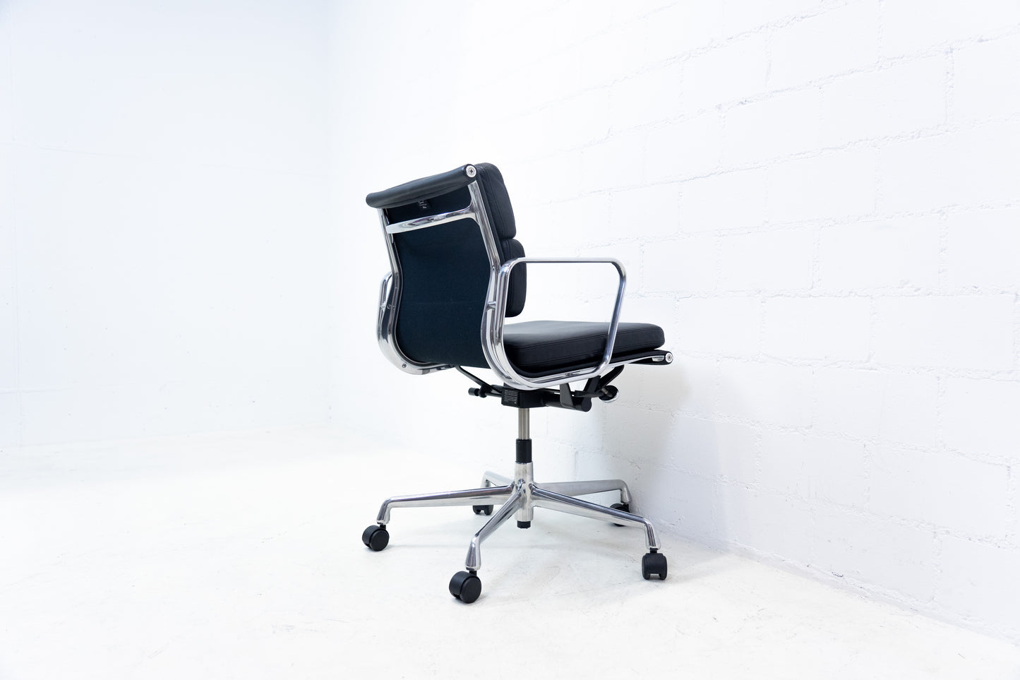 Vitra Eames Aluminium Chair EA 217 Leder Nr. 2