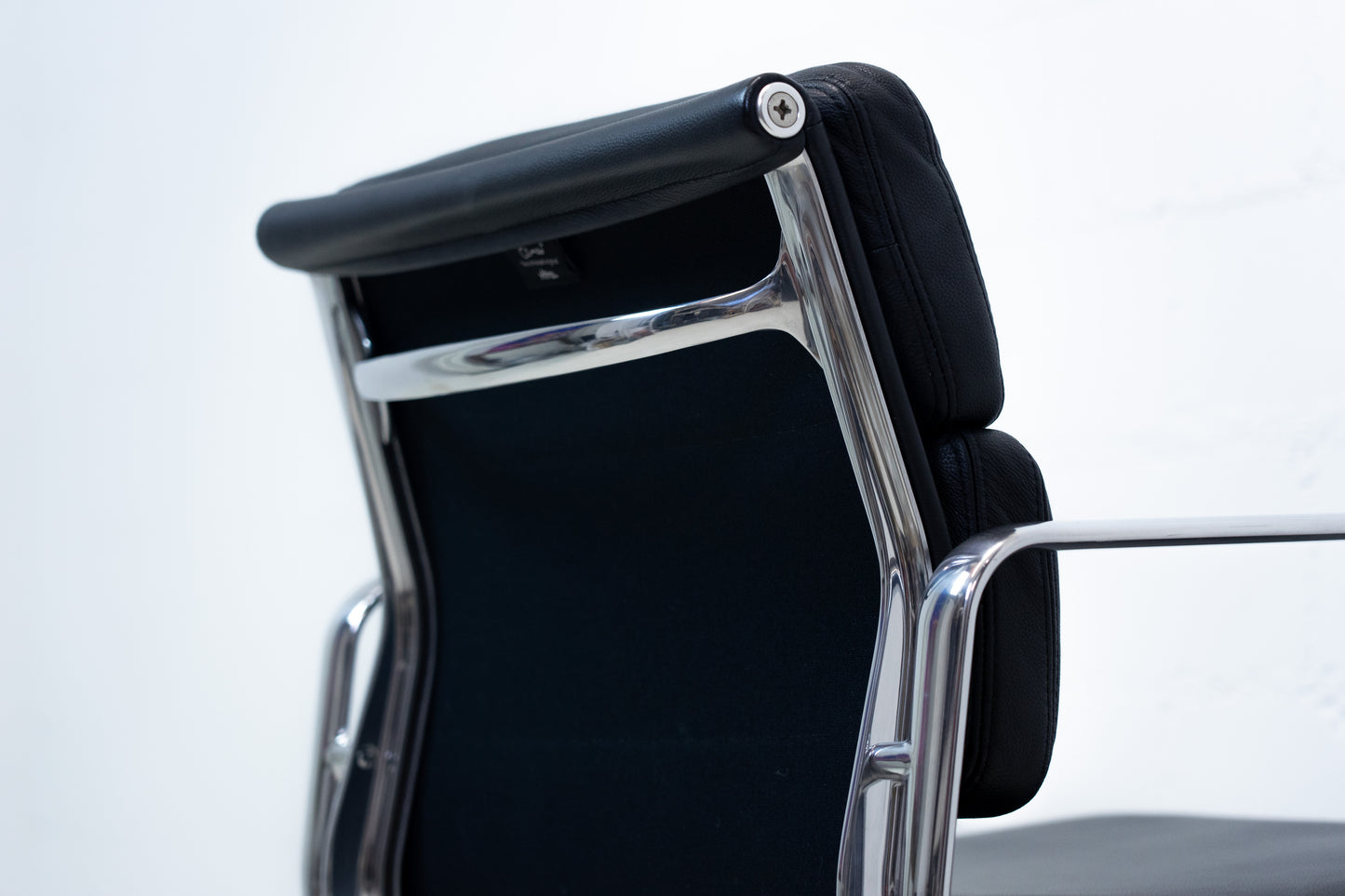 Vitra Eames Aluminium Chair EA 217 Leder Nr. 2