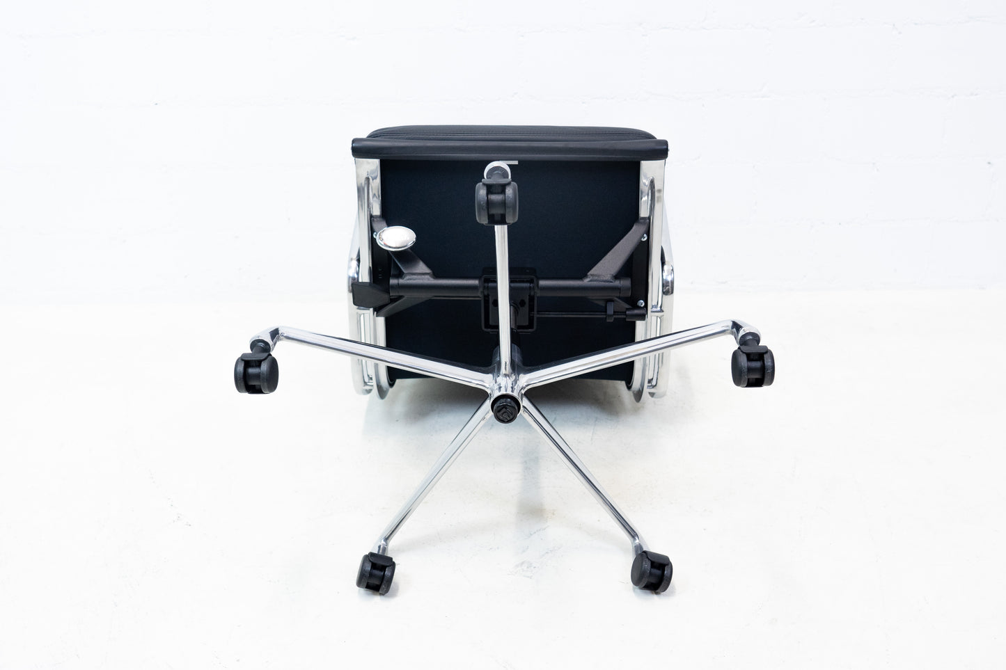 Vitra Eames Aluminium Chair EA 217 Leder Nr. 2