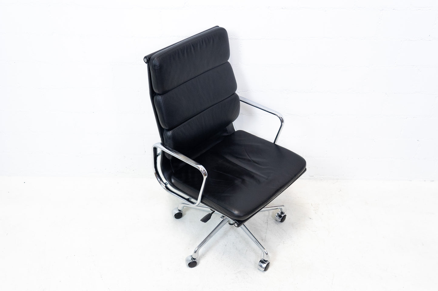 Vitra Aluminium Chair EA 219 Soft Pad Eames Nr. 2