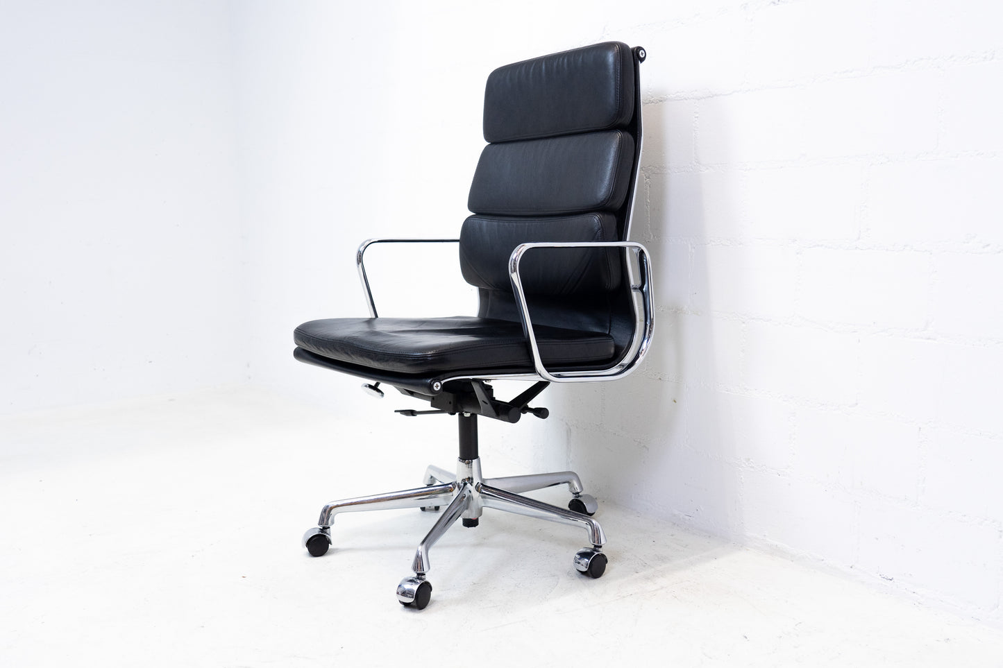 Vitra Aluminium Chair EA 219 Soft Pad Eames Nr. 2