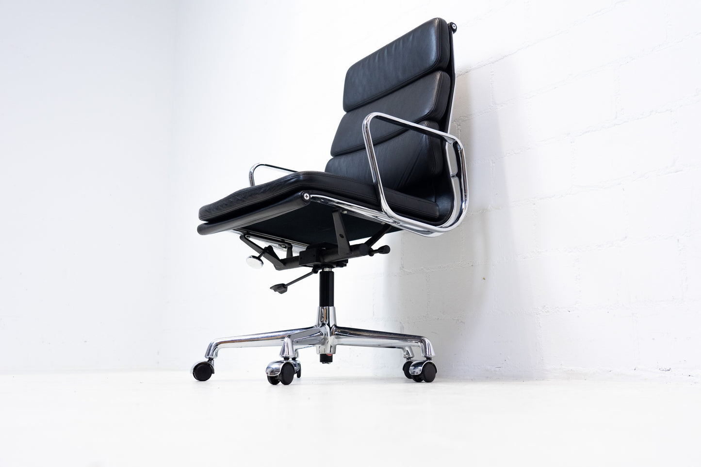 Vitra Aluminium Chair EA 219 Soft Pad Eames Nr. 2