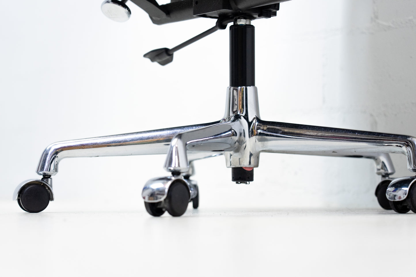 Vitra Aluminium Chair EA 219 Soft Pad Eames Nr. 2