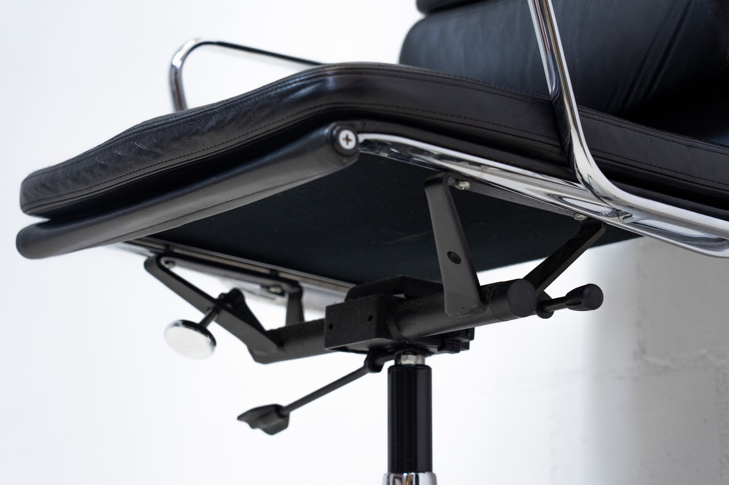 Vitra Aluminium Chair EA 219 Soft Pad Eames Nr. 2