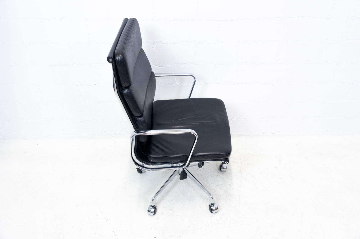 Vitra Aluminium Chair EA 219 Soft Pad Eames Nr. 2