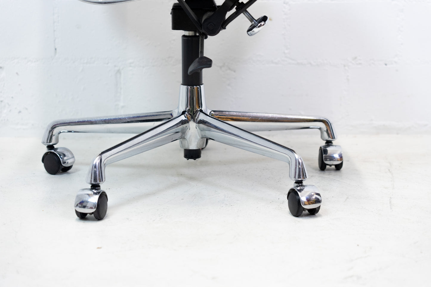 Vitra Aluminium Chair EA 219 Soft Pad Eames Nr. 2