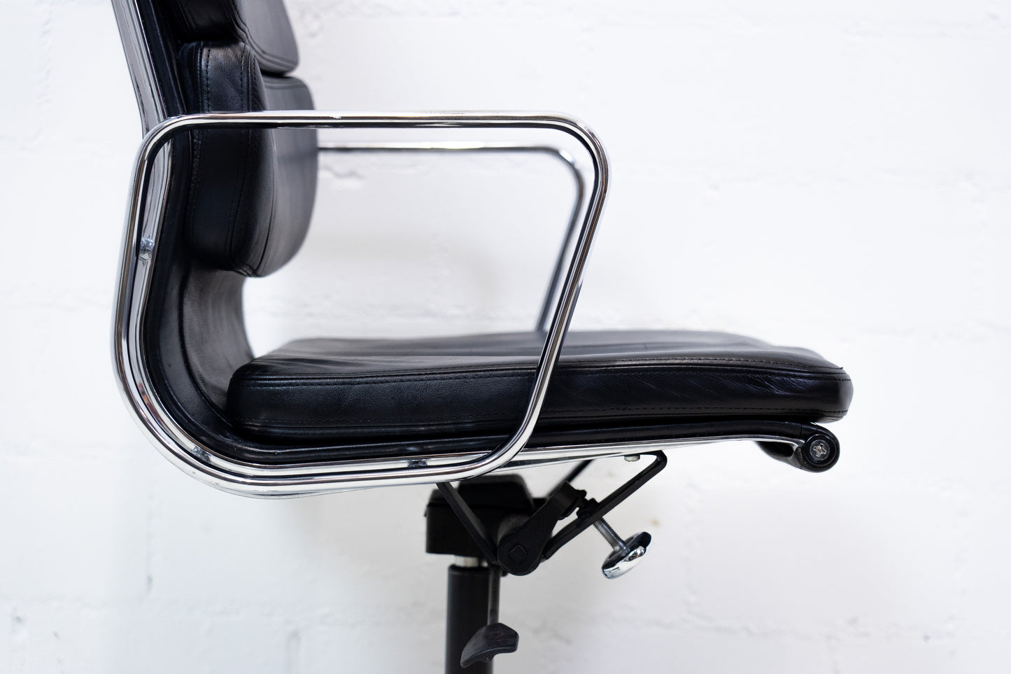 Vitra Aluminium Chair EA 219 Soft Pad Eames Nr. 2