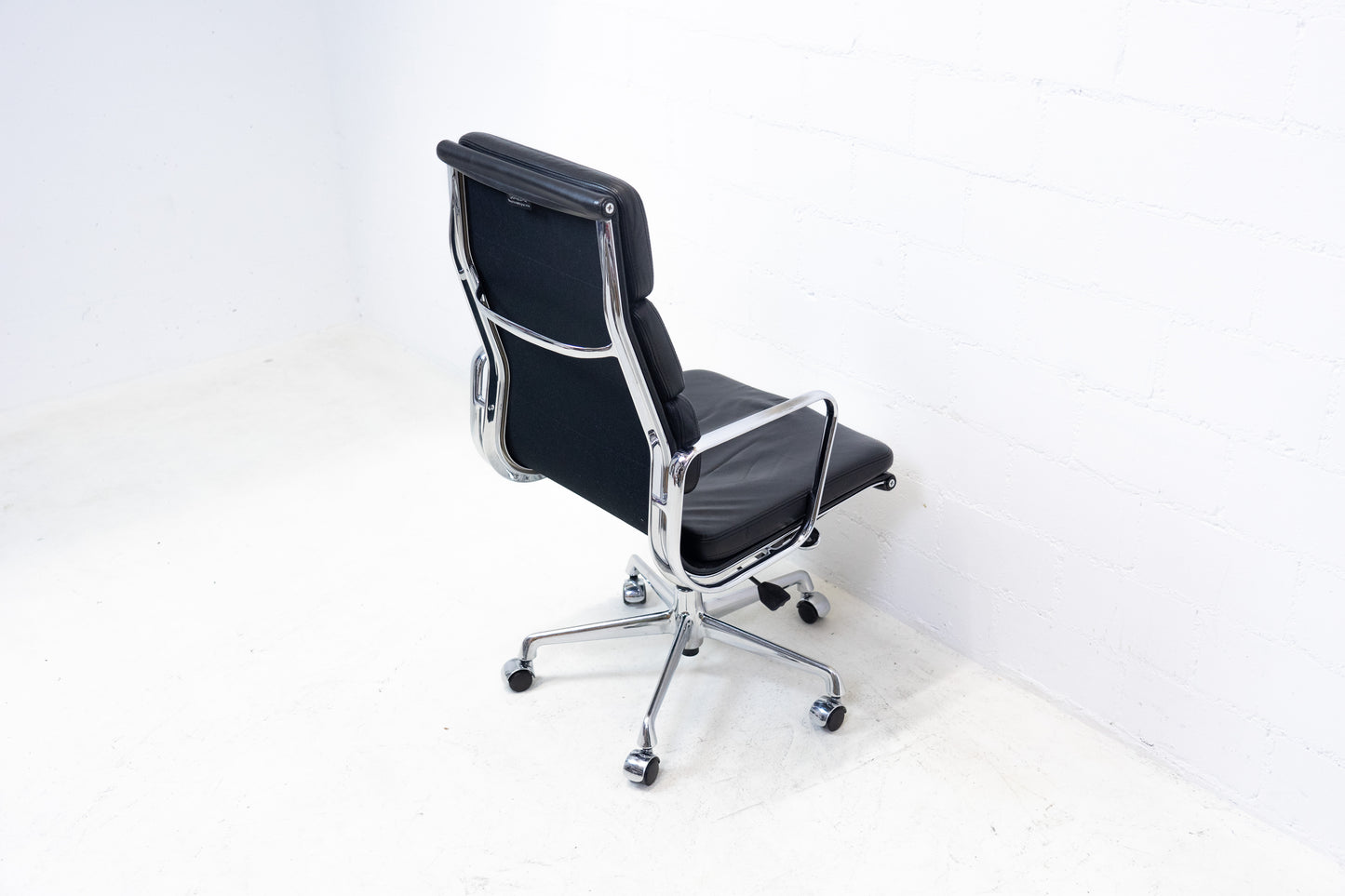 Vitra Aluminium Chair EA 219 Soft Pad Eames Nr. 2