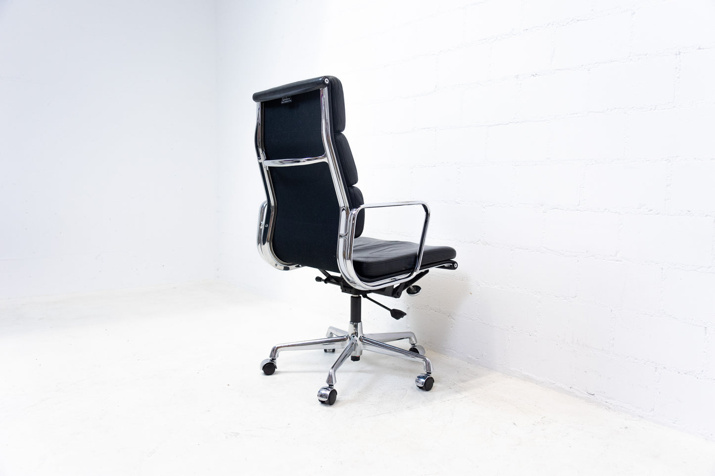 Vitra Aluminium Chair EA 219 Soft Pad Eames Nr. 2