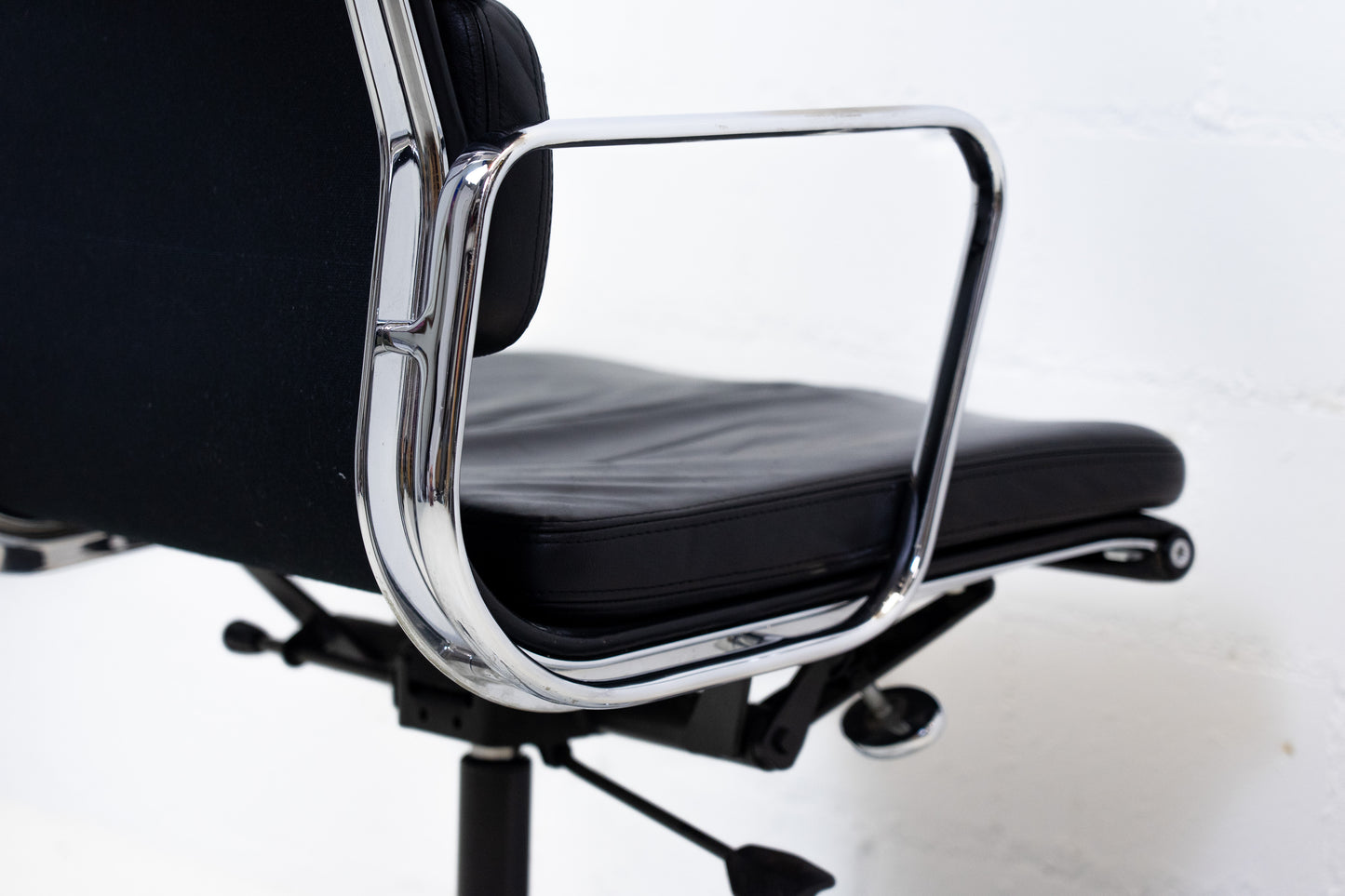 Vitra Aluminium Chair EA 219 Soft Pad Eames Nr. 2