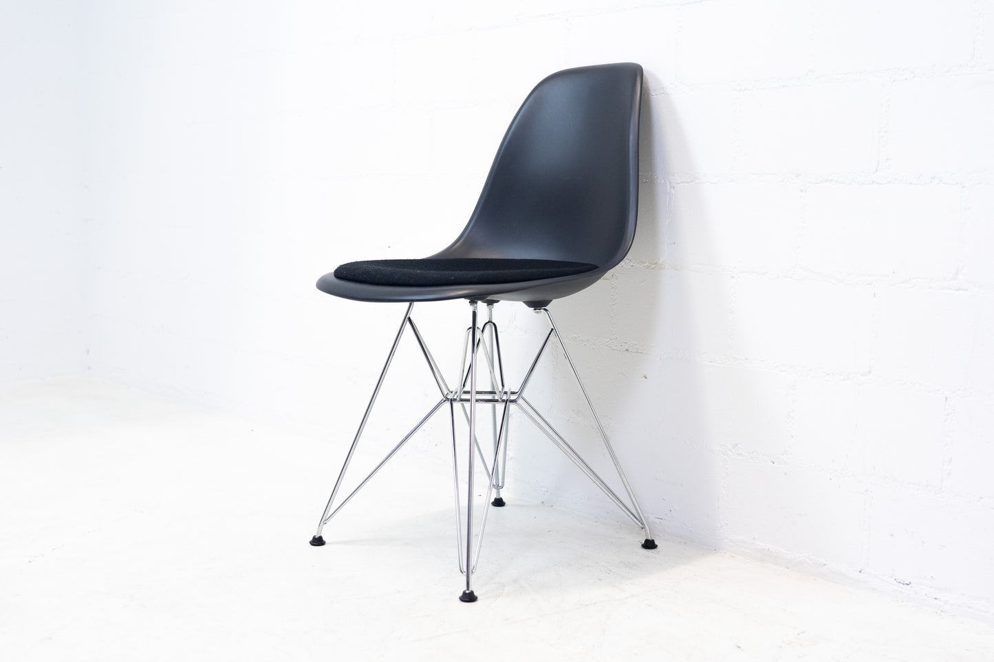 Vitra Eames Plastic Sidechair DSR Nr. 3
