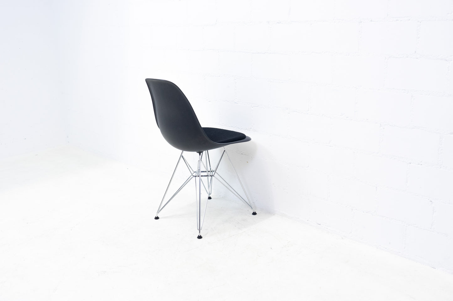 Vitra Eames Plastic Sidechair DSR Nr. 3